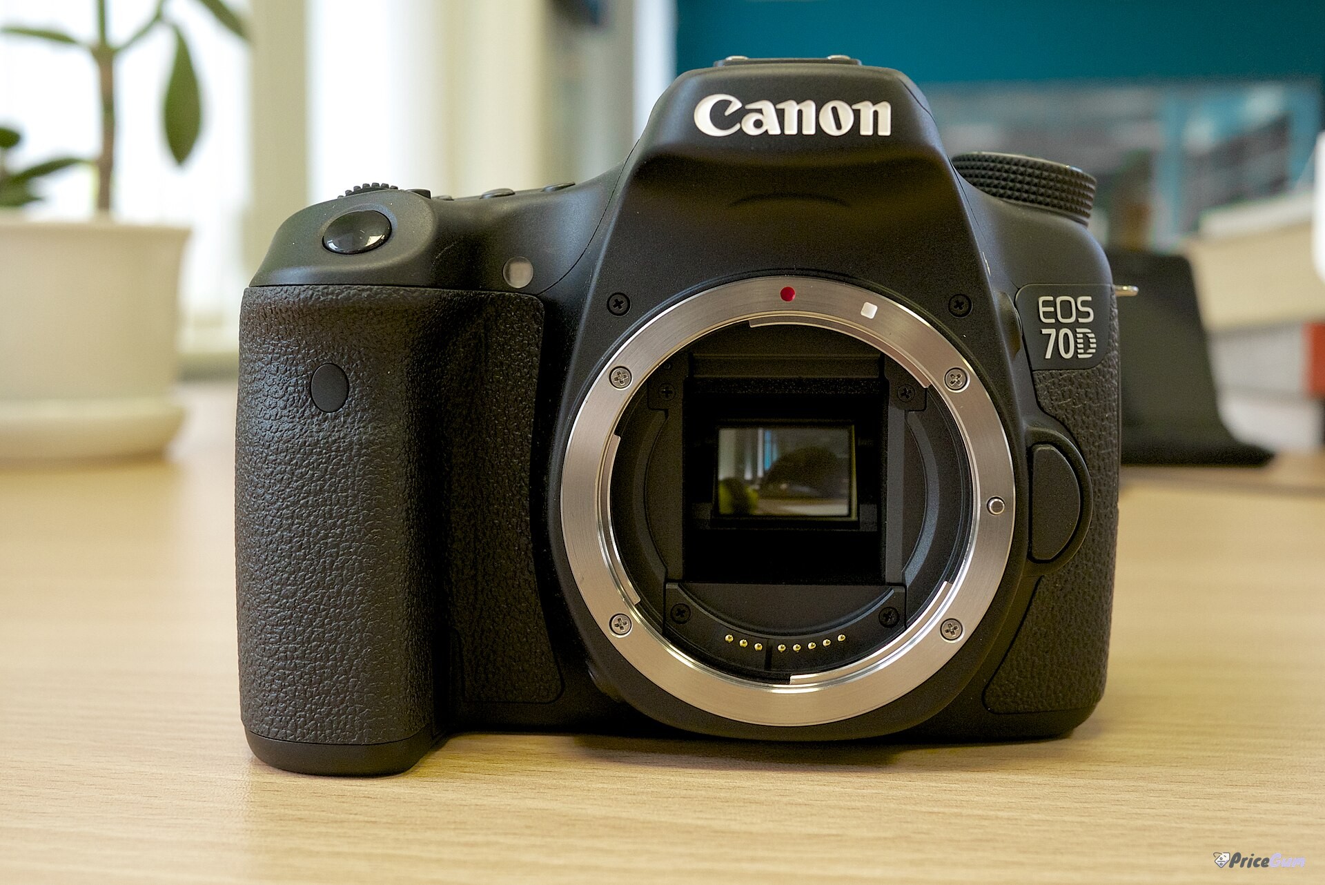 Canon 70D price in Pakistan, DSLR camera with EF-S 18-135mm IS STM lens