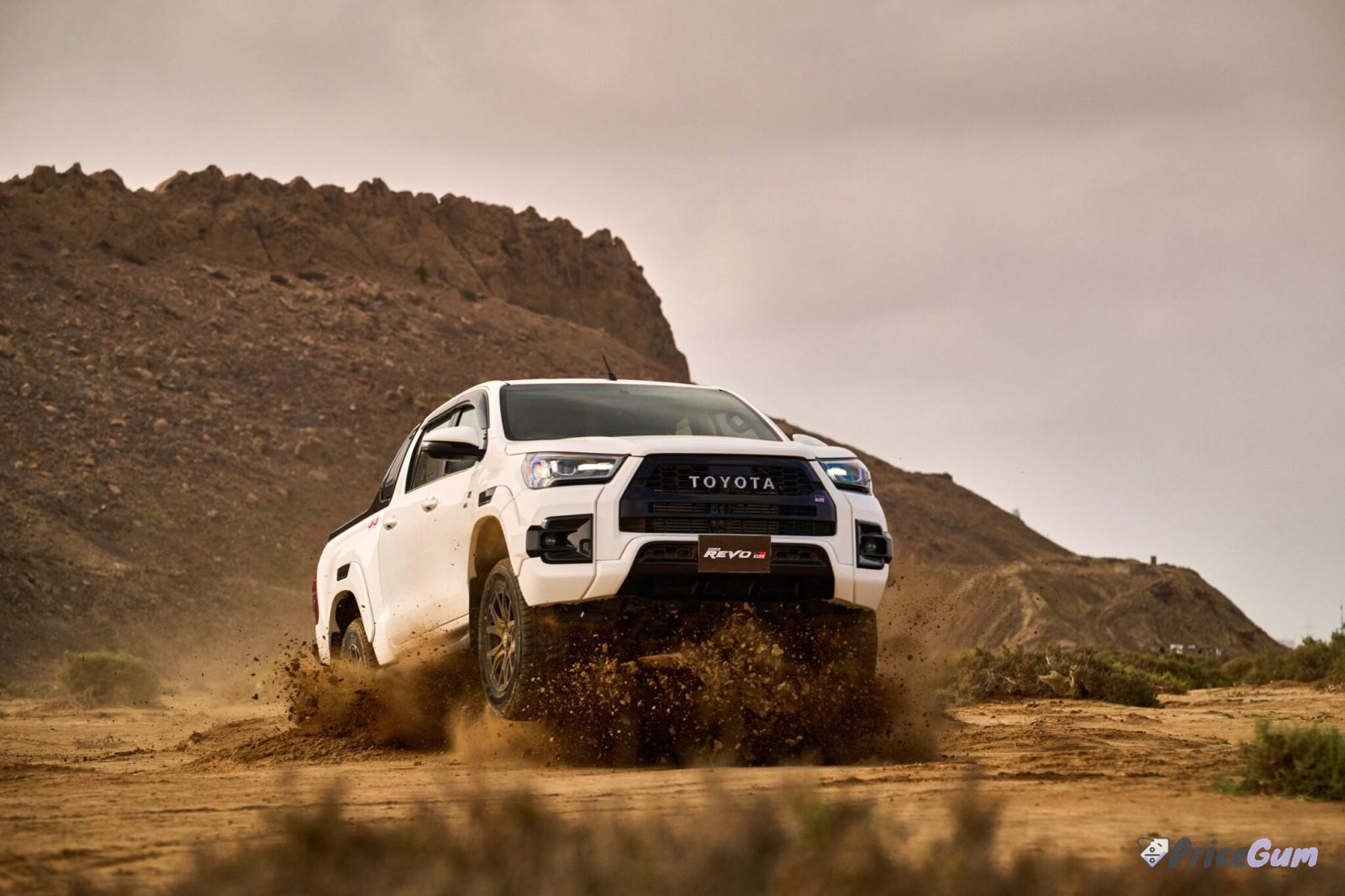 Toyota Hilux Revo GR-S off road